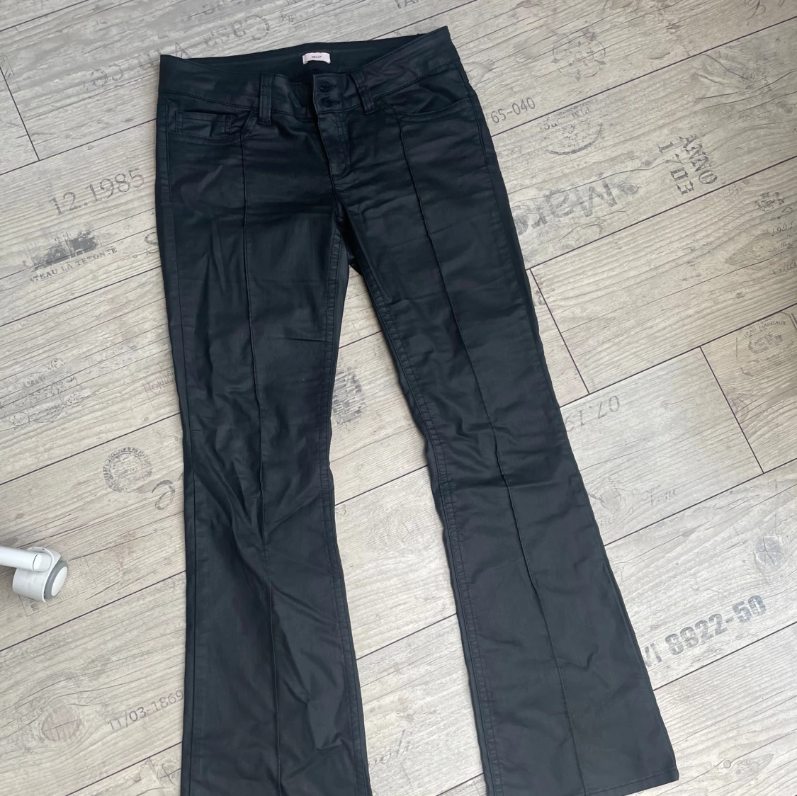 Svarta bootcut byxor från Nelly - 4