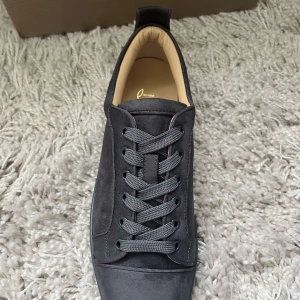 Louboutin Skor - Ett par feta gråa louboutins i storlek 43            | 1.           :             1.   |  Det bara skriva vid frågor eller något och pris kan argumenteras vid snabb affär 