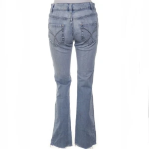 Ljusblå bootcut jeans  - Snygga ljusblå jeans med bootcut passform och låg midja! 