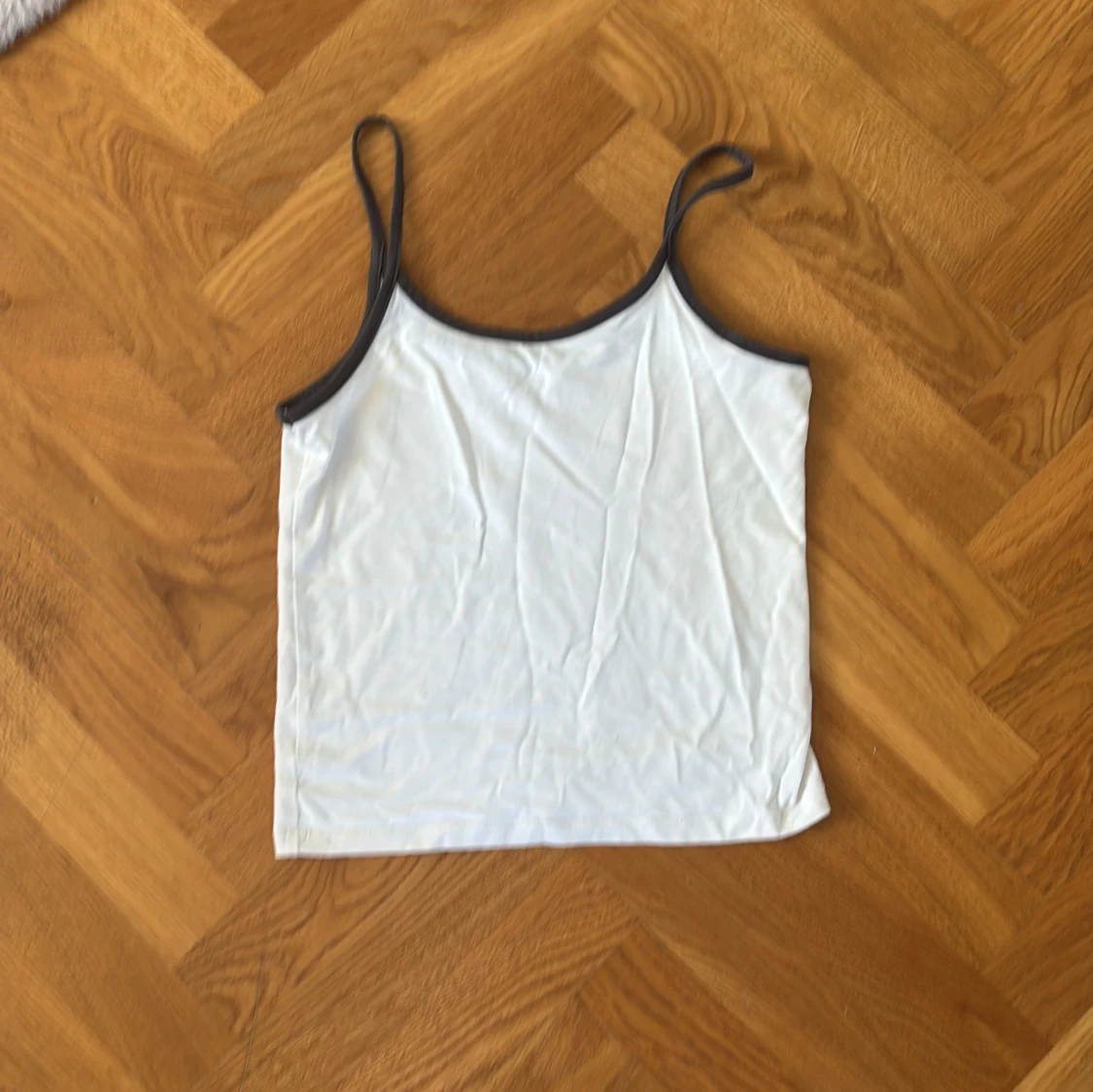 Vit linnetopp med grå kant från H&M - 1