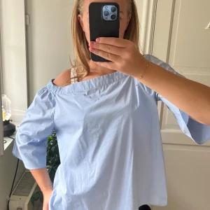 Ljusblå topp - Knappt använd! Men så så fin 