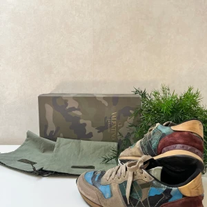 Valentino Garavani Rockrunners (Storlek 40) - Säljer ett par Valentino Rockrunners, strl 40  Skicket 8/10 men har mycket kvar att ge!  Box och två styckna dustbags ingår.  ⚜️Snabbaffär=bättre pris⚜️ Hör av dig vid frågor! 💎