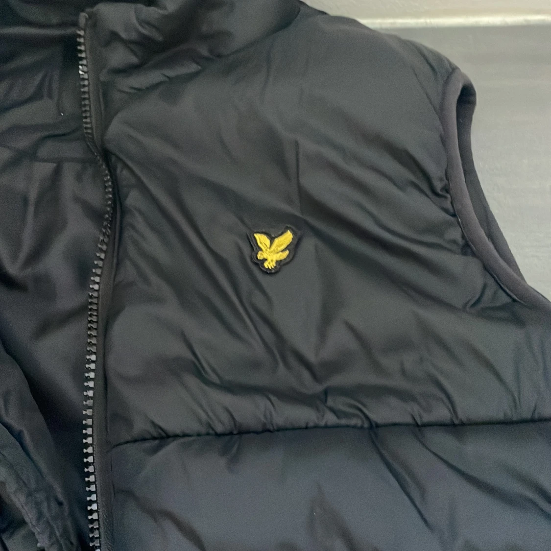 Svart dunväst från Lyle & Scott  - 2