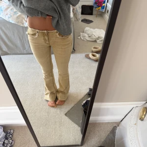 Coola gula diesel jeans - Supercoola diesel jeans med gul färg, storlek 26/32☺️aldrig använda