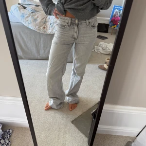 Ljusgrå raka jeans från Zara  - Superfina Wide leg jeans från Zara!☺️