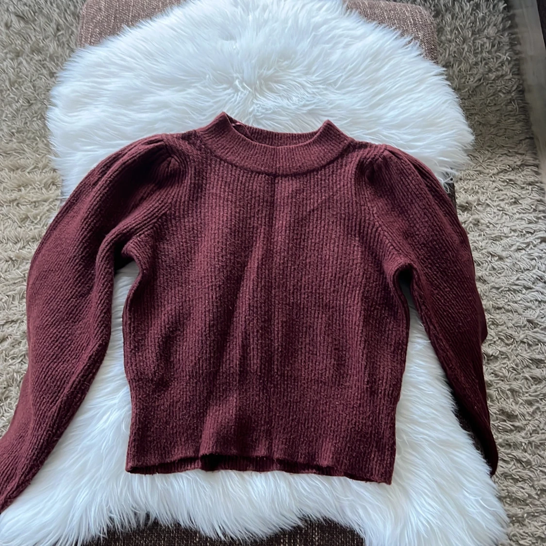 Vinröd stickad tröja Gina Tricot XS