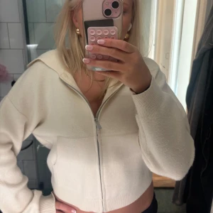 Beige stickad zip-tröja - En skitsnygg gräddvit stickad zip-hoddie med luva som är skit snygg och passar till det mesta!! I från barnavdelningen från Zara men passar xs/s