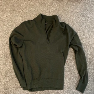 Uniqlo half zip - Säljer min half zip från uniqlo. Riktigt snygg tröja med skön passform. Storlek XS. Köpt för 600 kr. Finns i Stockholm för att mötas upp, kan också frakta. 