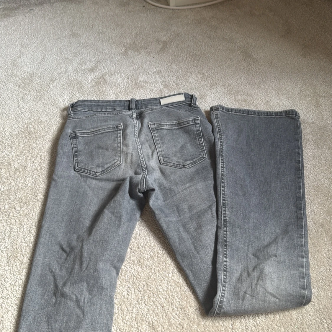 Grå bootcut jeans från ONLY XS - 1