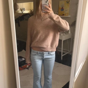 Brun stickad tröja - Säljer denna stickade tröja. Kontakta vid frågor eller intresse❣️(Strl xs men passar mig som vanligtvis har s)