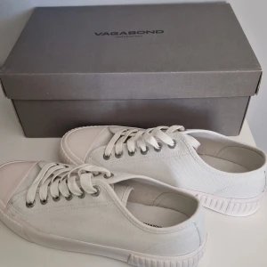 Vita sneakers från Vagabond, strl 40 - Feta vita sneakers från vagabond, skorna är aldrig använda, perfekt nu för hösten! Nypris: ca 1200