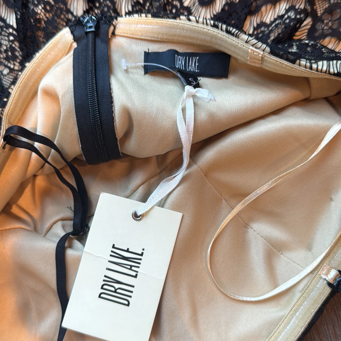 Svart spetsklänning från Dry Lake - 2