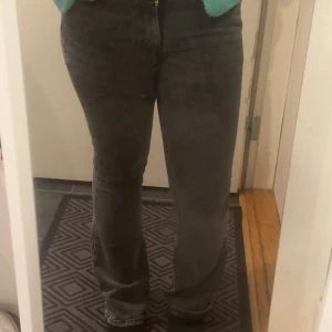 Bootcut jeans - Säljer mina ginatricot bootcut jeans som är mörkgråa! 