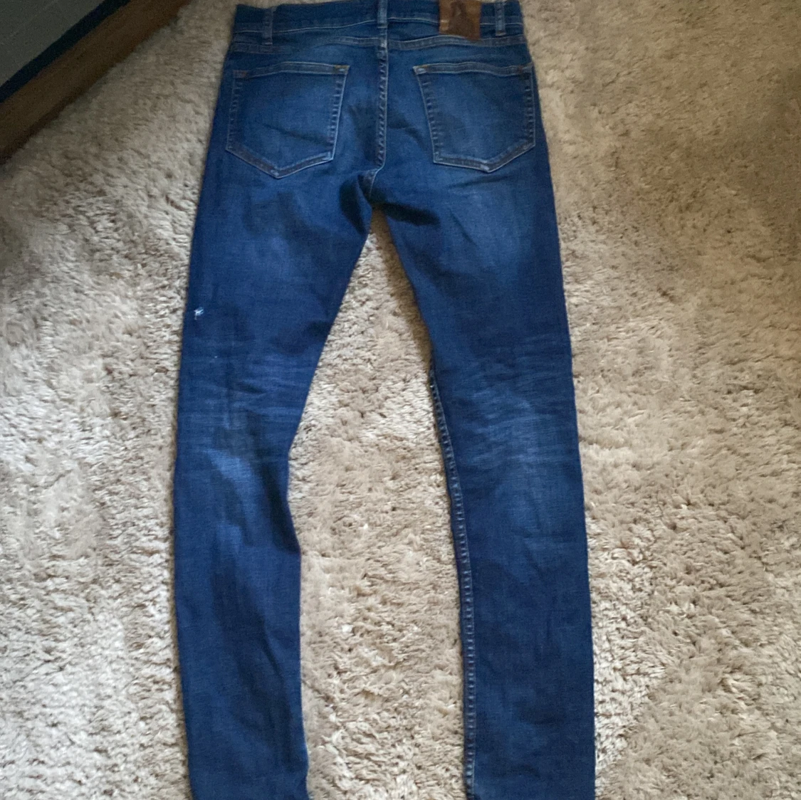Blå jeans med slitningar - 1