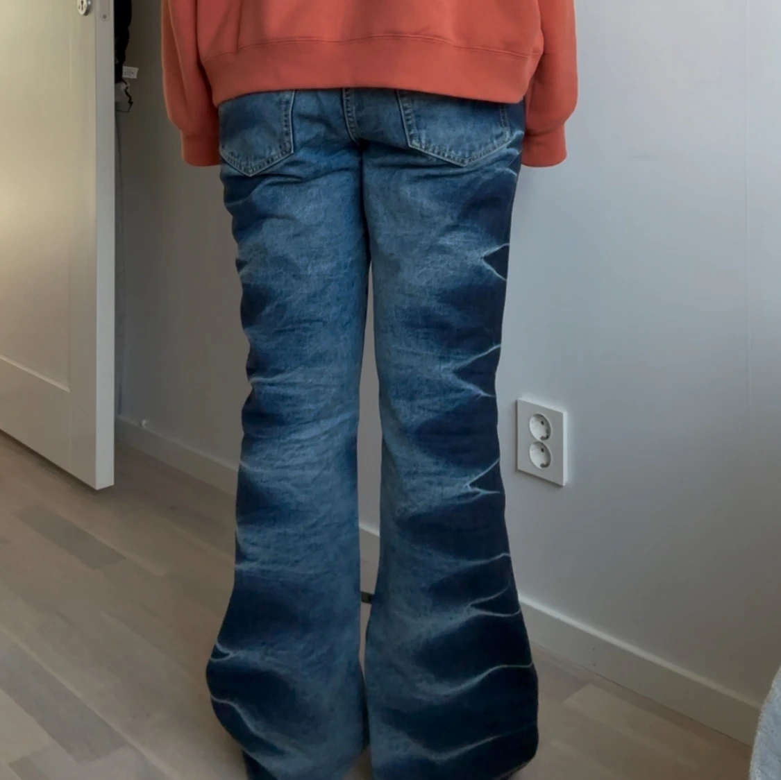 Blå bootcut jeans från Weekday - 1