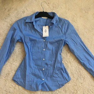 Waist-Fitted skjorta - Ny waist-fitted skjorta från strafivarius med prislapp kvar i storlek S , aldrig använd!