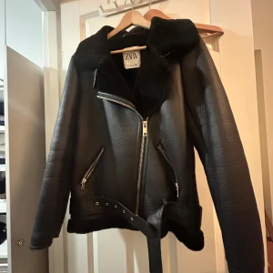 Svart teddyjacka från Zara med bälte - Har legat i min garderob dem senaste 2 åren och har inte haft chansen att använda den, helt som ny och köpte i Kroatien för 600kr