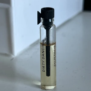 Dirty Dancing Eau de Parfum provflaska - Dirty Dancing är verkligen som den låter - en hyllning till glittrande nätter och oförglömliga stunder på dansgolvet. Doften har en perfekt blandning av fruktig och söt lekfullhet, samtidigt som det finns en sofistikerad och mogen bas som får dig att bara vilja släppa loss. Perfekt för dig som vill ha en fräsch och fruktig doft med ett träigt djup som funkar lika bra till vardags som på dansgolvet!