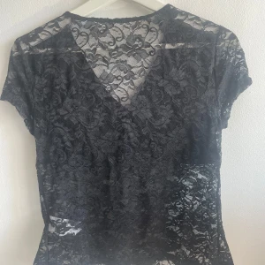 Svart spetsblus med v-ringning - En svart spets tröja från shein. Aldrig använd då den var för liten