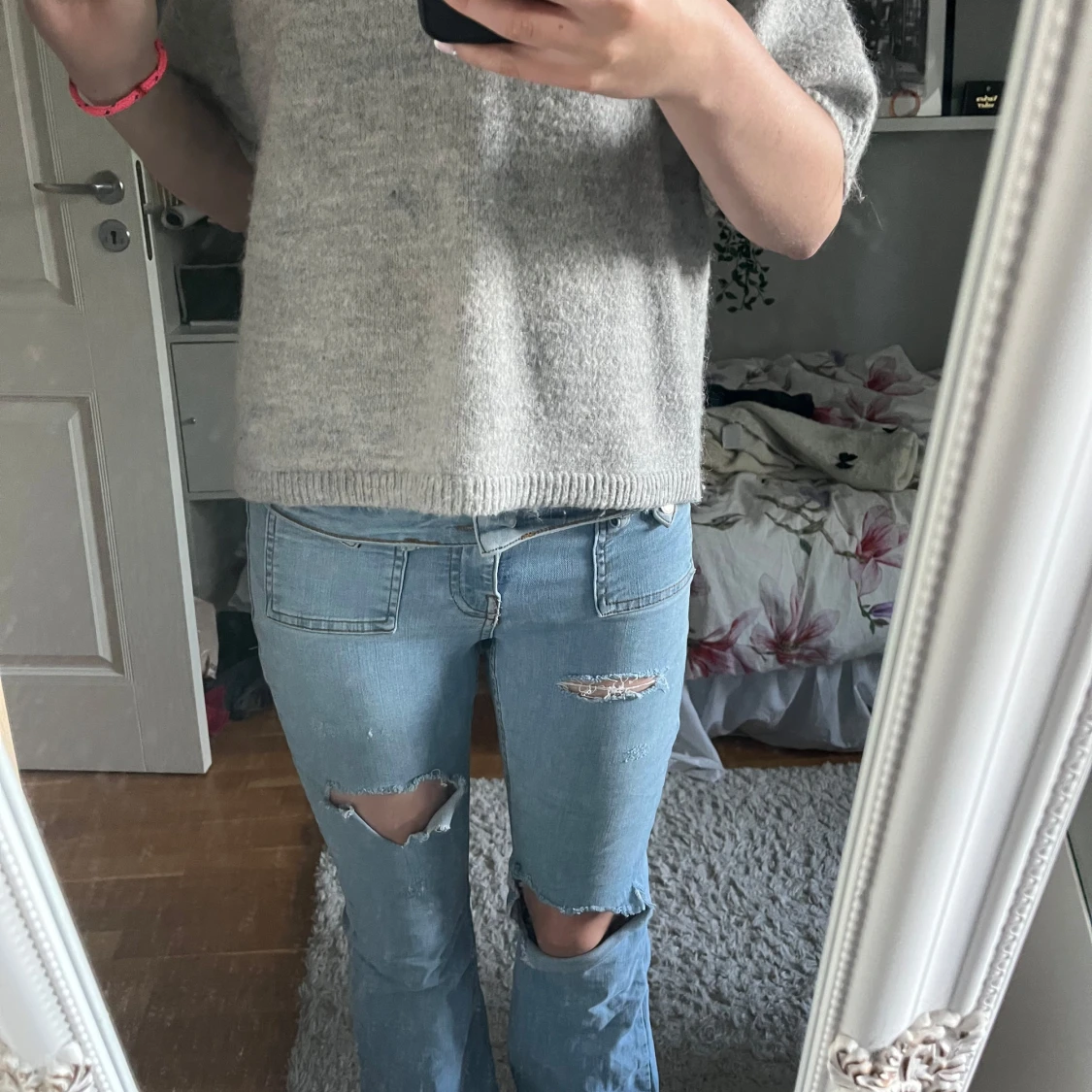 Ljusblå bootcut jeans med slitningar