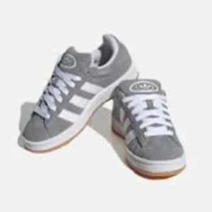 Grå adidas Campus sneakers - Säljer ett par grå adidas Campus sneakers. Använda max 5 gånger, ser som nya ut. Pris kan diskuteras 