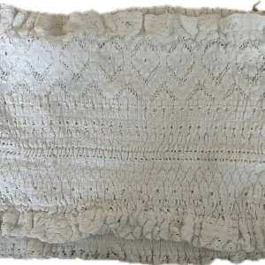 Vit spets bandeau topp från Oysho - Supersöt vit bandeau topp från Oysho i spets med broderade detaljer och volangkant upptill och nedtill. ❤️