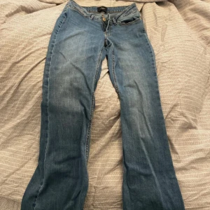 Vero Moda bootcut jeans - Säljer ett par jeans i ljusblå tvätt med bootcut passform. De har låg midja och bara använda en gång då de va ett impulsköp.