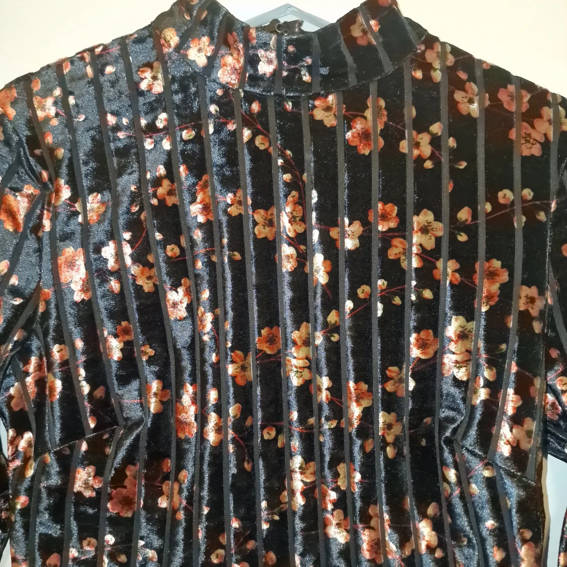 Svart blommig crop topp - 1