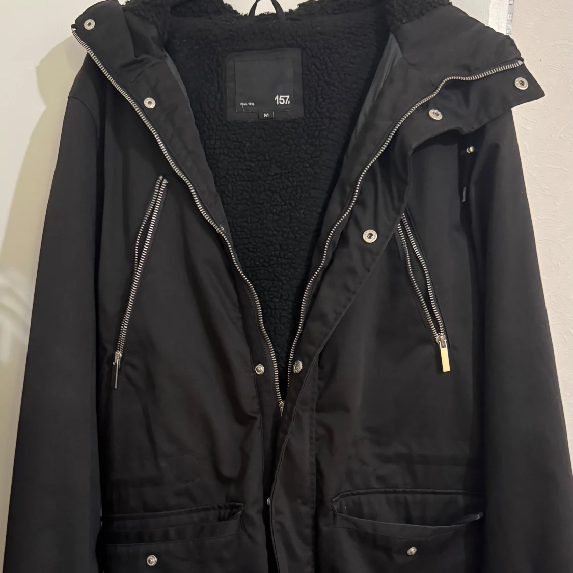 Svart parkajacka med teddyfoder