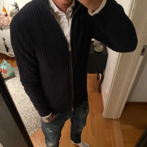 Matinique cardigan - Snygg hel-zip från matinique, aldrig använd!                      Pris: 449kr (ord 1449kr)                                                         Storlek: S 