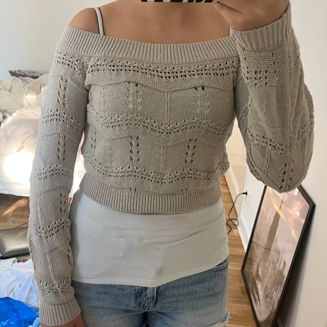 Beige offshoulder stickad tröja