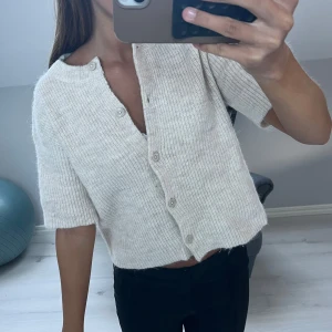 Stickad cardigan - Supersöt och trendig cardigan med knappar i stickat material av hög kvalitet! Endast använd ett fåtal gånger och passar de som vanligtvis bär xs 🩷