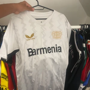 Bayer Leverkusen Borta Ställ - Säljer Bayer Leverkusens borta ställ med Amine Adli på ryggen. Endast använd få gånger. Har för många tröjor och måste bli av med några :)