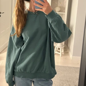 Mörkgrön oversized sweatshirt - Säljer en mörkgrön oversized sweatshirt med rund hals och långa ärmar. 