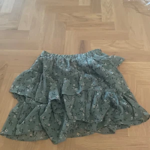 Grön kjol  - Grön kjol från stradivarius utan skador