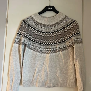 Stickad tröja i ullblandning - Mysig stickad tröja från H&M L.O.G.G. i storlek XS. Perfekt till hösten💞