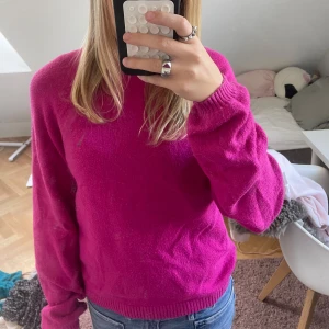 Rosa stickad tröja  - Rosa stickad tröja från onley. Andvänd ett fåtal gånger!