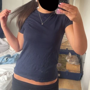 Mörkblå intimissimi T-shirt  - Säljer en mörkblå T-shirt från intimissimi som använts fåtal gånger och är lite genomskinlig💕