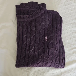 Ralph lauren tröja - Super fin lila stickad ralph lauren tröja, köpt för ca 2 år sedan💕 Den har inga defekter och är I bra skick, men jag har tagit bort lapparna i, därav priset☺️ Skriv gärna om ni vill ha fler bilder eller har frågor!