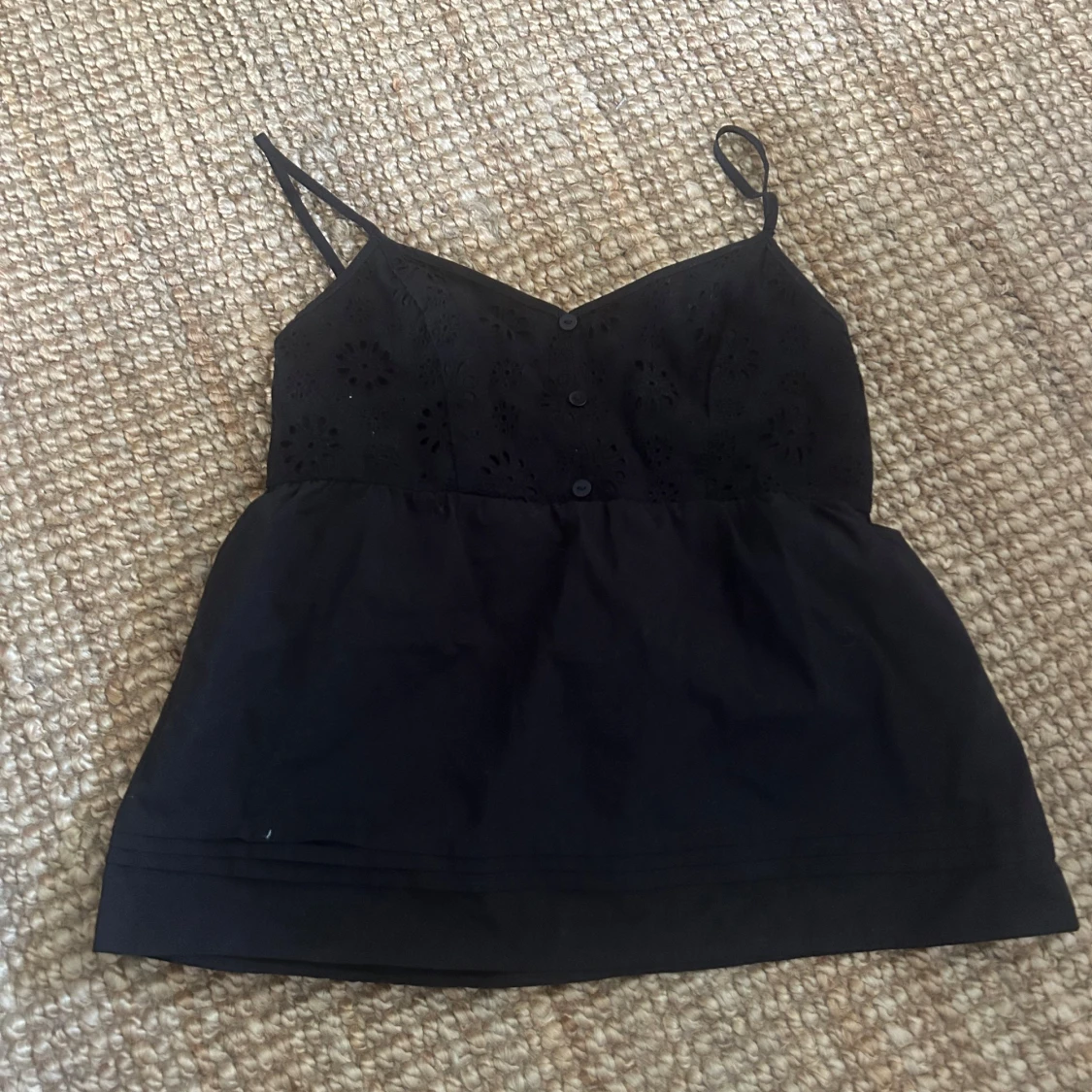 Svart broderad topp med knappar