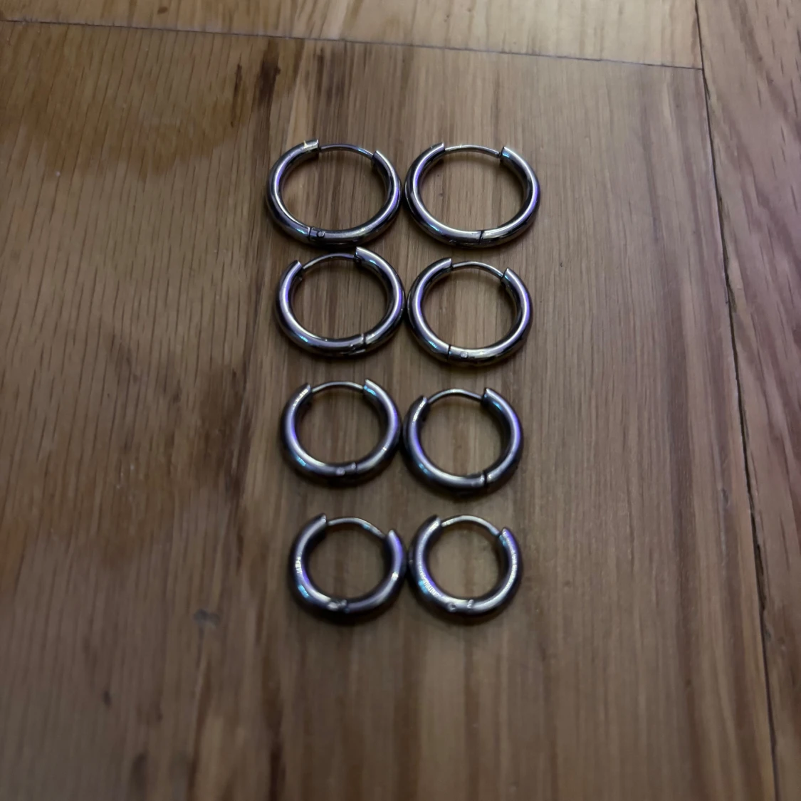 8-pack silverfärgade hoops örhängen - 1
