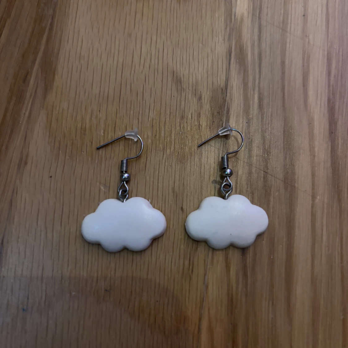 Molnformade vita örhängen