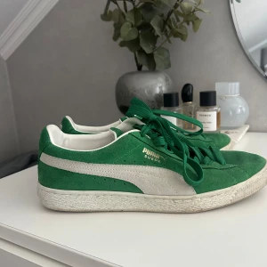 Gröna Puma Suede sneakers strl 42 - Säljer ett par snygga puma sneakers i stolek 42