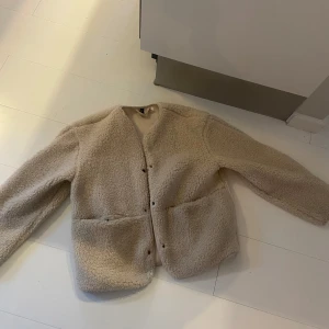 Beige teddyjacka från Divided XXS - Säljer en begie Teddy jacka från Divided köpt på hm. Säljer pågrund av att den ej kommer till användning. Köpt i våras så är ganska ny och ej tecken på änvändning