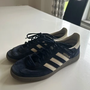 Adidas Spezial - Säljer ett par Adidas Spezial inköpta hösten 2024. De är använda men har inga hål eller något trasigt, men är visuellt använda. Storlek 43 1/3. Nypris cirka 1200 SEK. Skriv vid frågor. Skickar endast med PostNord.