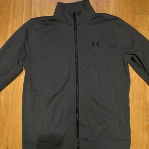 Under Armour Zip - Storlek M Mycket bra skick inga defekter✅ Denna modell slutsåld överallt