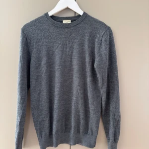  Merinoullströja John Henric - Snygg mörkgrå rundhalsad tröja från John Henric i 100% merinoull. Färgen är grå/blå