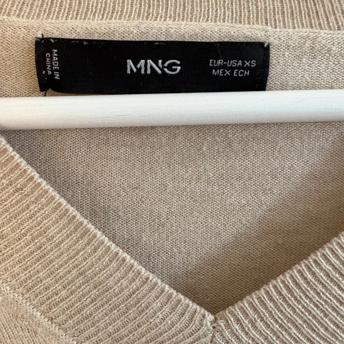 Beige randig tröja från mango - 2