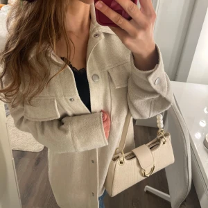 Beige jacka från Monki XS - Säljer en super super fin jacka från Monki som jag verkligen älskar!!! Har för många jackor så säljer nu vidare denna fina jacka som är perfekt nu till hösten och våren!💗💗 Skriv för fler frågor🫶