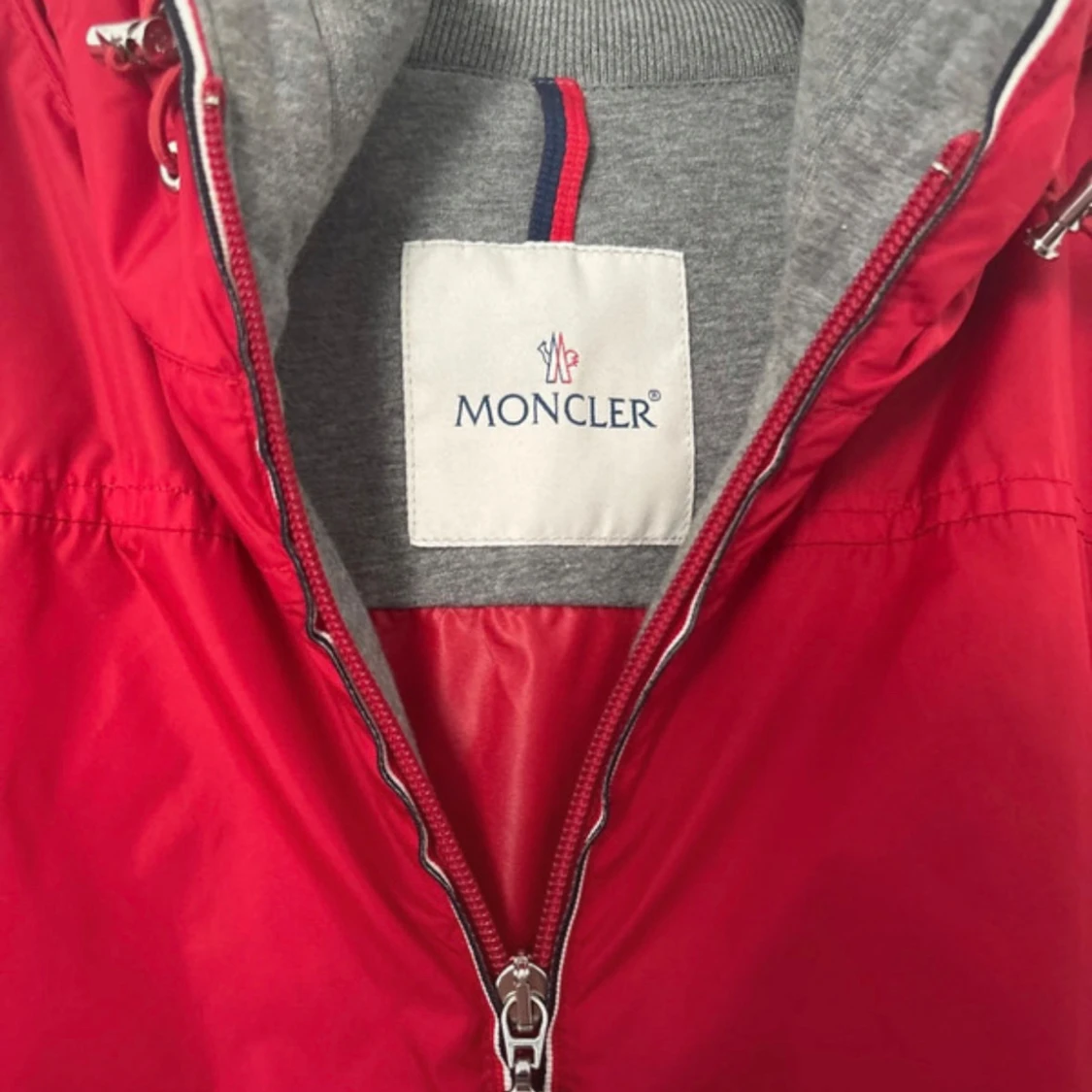 Röd vindjacka från Moncler - 2